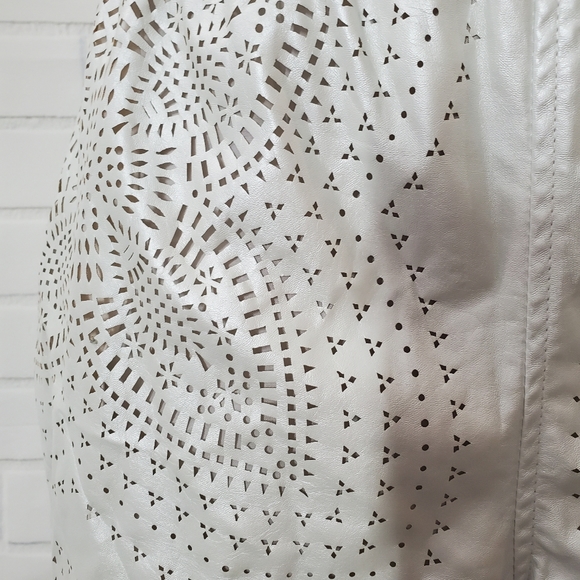 Blank NYC Pearl White Filigree Faux Leather Short - Picture 4 of 11